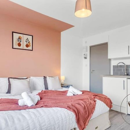 Sienna Longton Studio 2D - Wi-Fi, Alton Towers, Netflix Stoke-on-Trent Экстерьер фото