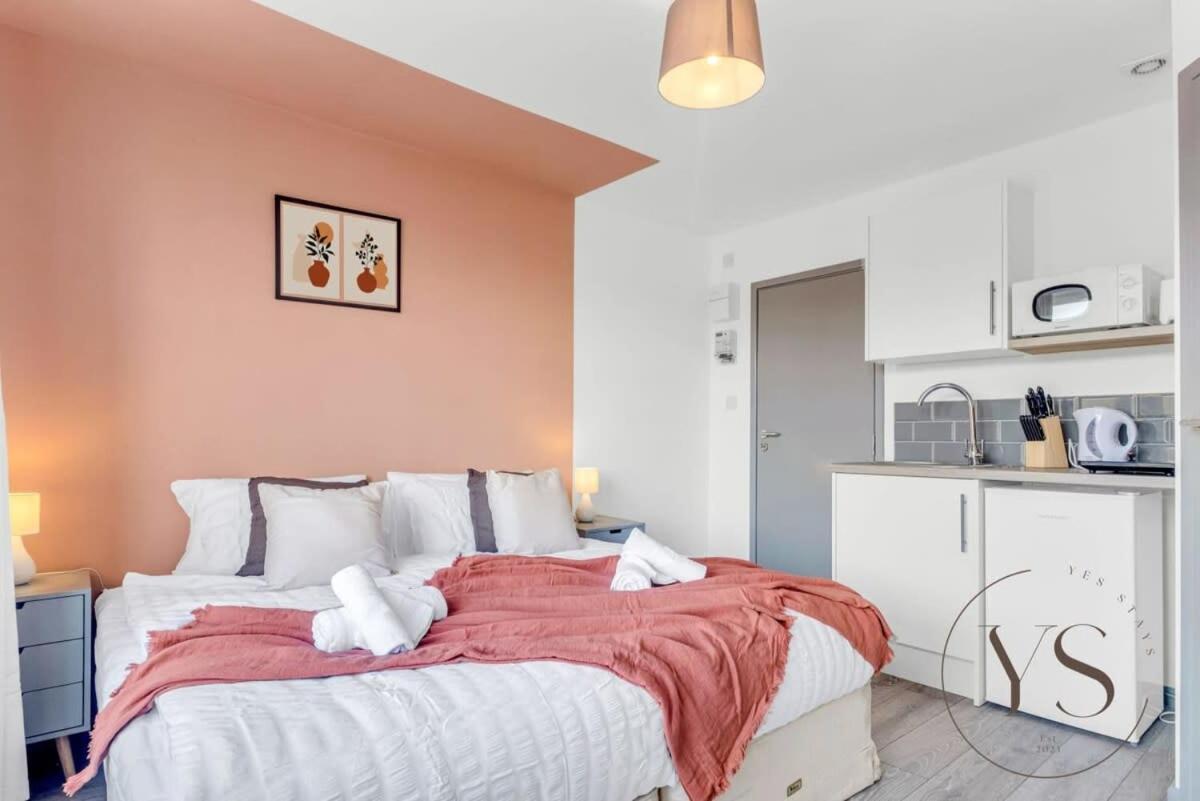 Sienna Longton Studio 2D - Wi-Fi, Alton Towers, Netflix Stoke-on-Trent Экстерьер фото